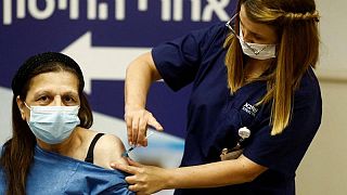 إسرائيل تستمر في إعطاء جرعة رابعة من اللقاح ضد كورونا‭ ‬وتتوقع تراجع الإصابات بمتغير أوميكرون