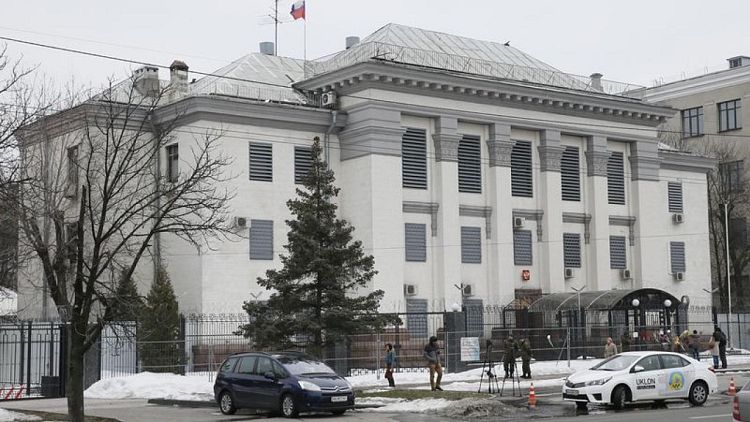 روسيا تقول إن سفارتها في كييف تعمل بشكل طبيعي بعد تقرير بشأن إجلاء عائلات موظفيها