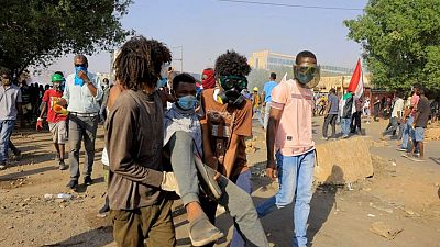 محتجون يقيمون حواجز على الطرق بالخرطوم مع بدء إضراب بعد مقتل متظاهرين