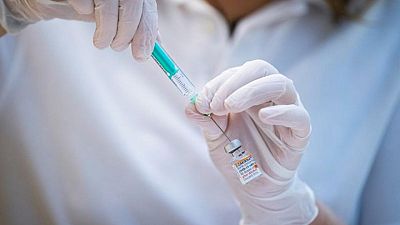 Regulador europeo insta a fabricantes de vacunas contra el COVID-19 a no centrarse sólo en ómicron