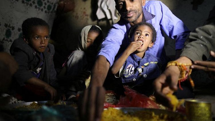 أسرة يمنية تعيش في متجر مهجور مع استمرار الحرب والجوع
