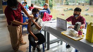 الفلبين تغري مواطنيها للتطعيم باستخدام النسور والأفيال
