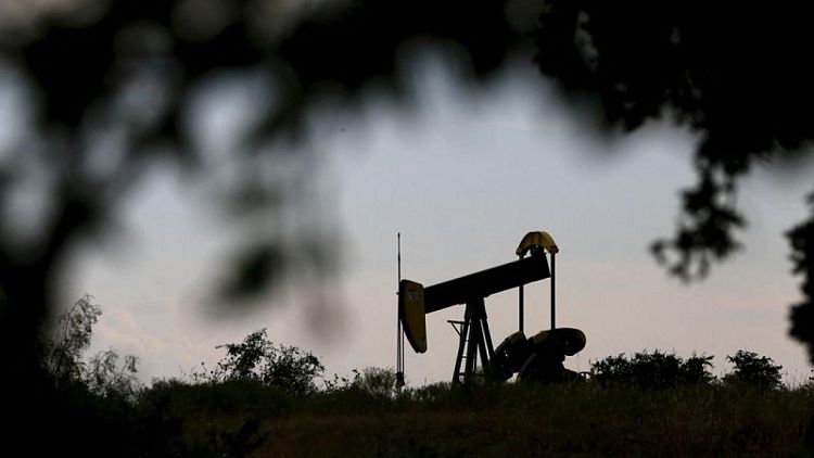 النفط يتراجع عن أعلى مستوى منذ 2014 ومخاوف الإمدادات تحد من الخسائر