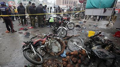 الشرطة: مقتل ثلاثة في انفجار قنبلة بشرق باكستان
