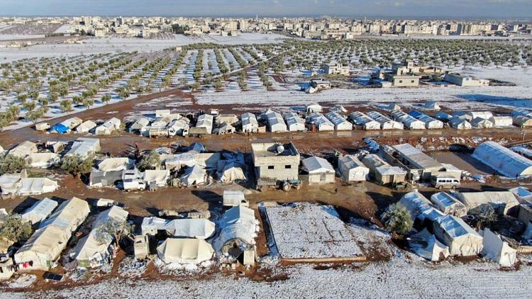 عاصفة تغطي مخيمات نازحين سورية بالثلوج ومقتل طفل على الأقل