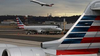 American Airlines reduce pérdidas por la fuerte demanda de viajes en vacaciones