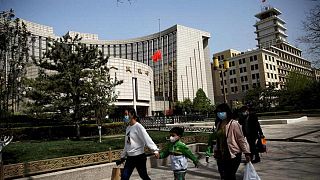 Banco central de China recorta tasas de interés para créditos de corto plazo