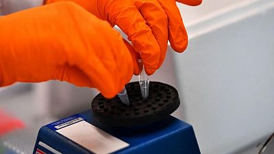El Reino Unido clasifica un sublinaje de ómicron como variante en investigación