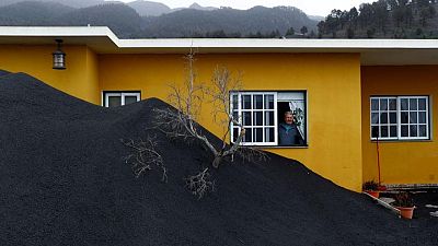 Los residentes de La Palma escalan colinas de ceniza volcánica para poder volver a casa