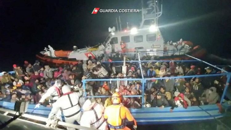 إيطاليا تنقذ أكثر من 300 مهاجر في البحر المتوسط