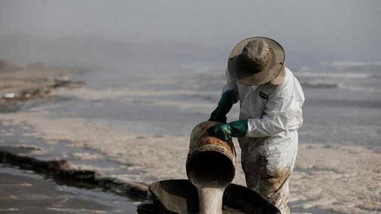 "Huele a muerte" dicen pescadores tras derrame petróleo en Perú; Repsol espera terminar limpieza en febrero