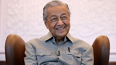 دخول رئيس وزراء ماليزيا السابق مهاتير محمد وحدة رعاية القلب