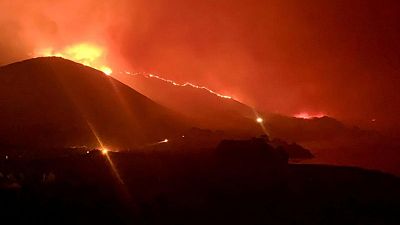 حريق غابات ضخم في كاليفورنيا يتسبب في عمليات إجلاء وإغلاق طريق سريع