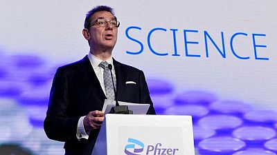 El CEO de Pfizer ve una vacuna anual para el COVID en lugar de refuerzos frecuentes