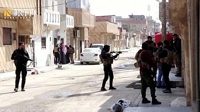 قوات كردية سورية تشدد حصارها لسجن بعد هروب أعضاء بتنظيم الدولة الإسلامية