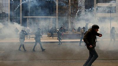 الشرطة في بروكسل تستخدم الغاز المسيل للدموع لتفريق محتجين على قيود كورونا
