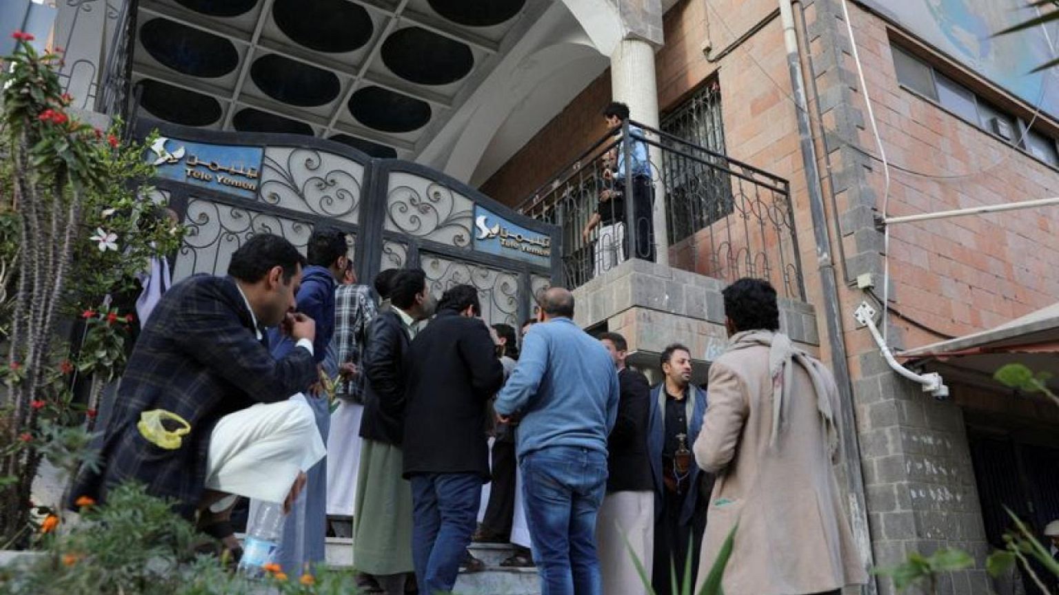 Yemenis struggle without internet for third day after air strikes