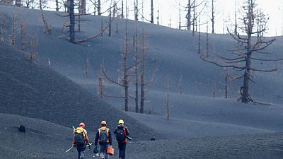 En el interior del volcán de La Palma, las emisiones de gases tiñen el terreno de tonalidades