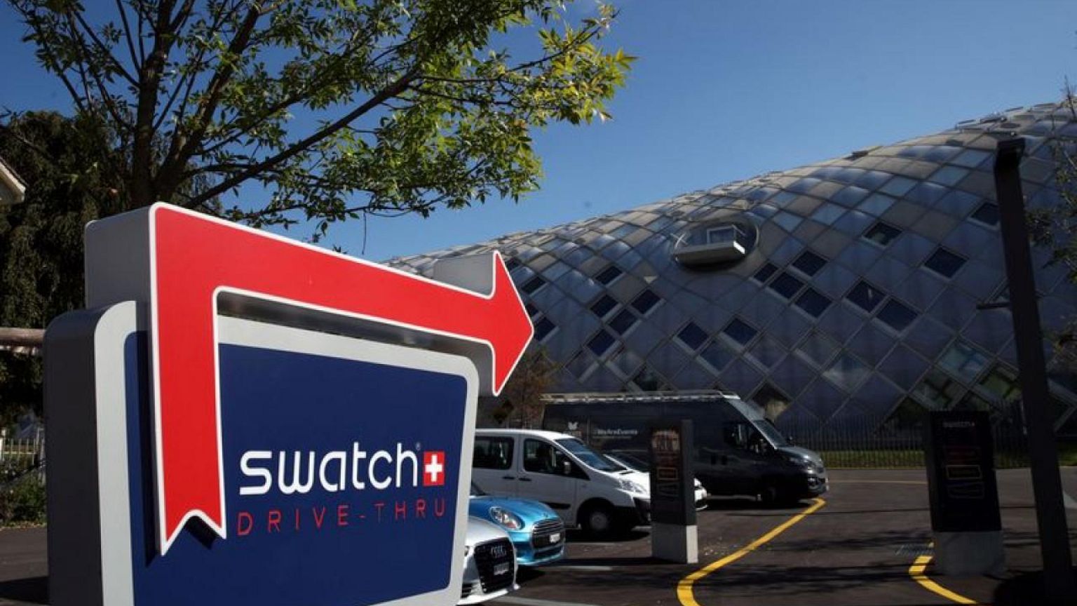 Swatch Group returns to profit, sees strong sales ahead