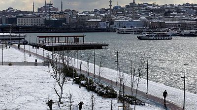 استمرار إغلاق مطار إسطنبول بسبب الثلوج الكثيفة