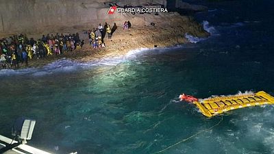 Mueren de hipotermia al menos 7 migrantes bangladesíes en una embarcación rumbo a Lampedusa Mueren de hipotermia al menos 7 migrantes bangladesíes en una embarcación rumbo a Lampedusa