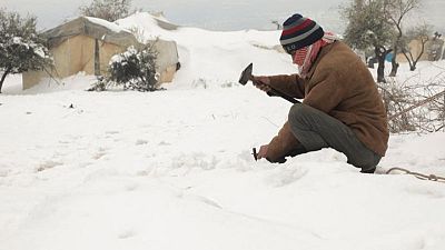 النازحون في مخيمات شمال سوريا بين مطرقة العواصف الثلجية وسندان الحرائق