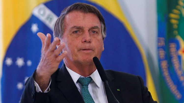 Bolsonaro dice que enmienda constitucional hará bajar precios de combustibles y energía