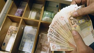 اليورو يهبط لأدنى مستوى في شهر مع تصاعد التوترات بشأن أوكرانيا