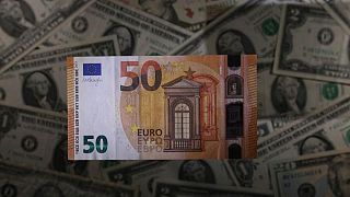 اليورو يتراجع وسط توترات أوكرانيا وموقف المركزي الأمريكي المتشدد يدعم الدولار والين