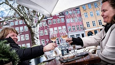Dinamarca quiere eliminar todas las restricciones de COVID-19 para febrero