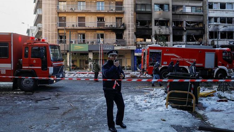 Una explosión en la capital de Grecia provoca daños en edificios y deja un herido