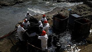 Perú investiga posible segundo derrame de petróleo de Repsol en costa central