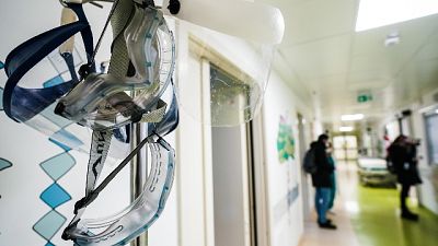 In aumento attuali positivi, ospedali sostanzialmente stabili