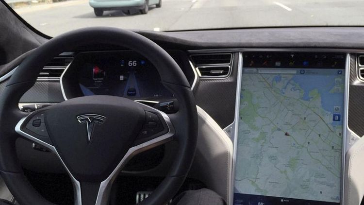Musk apuesta por los coches autopilotados este año y por un robot para el siguiente