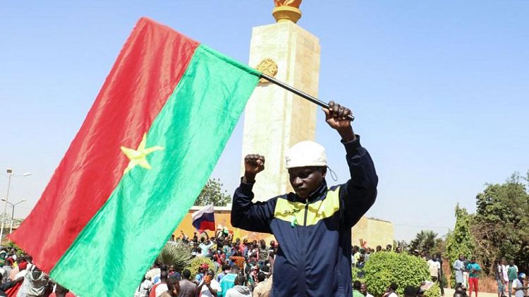 Los militares golpistas y el Gobierno derrocado de Burkina Faso negocian una transición