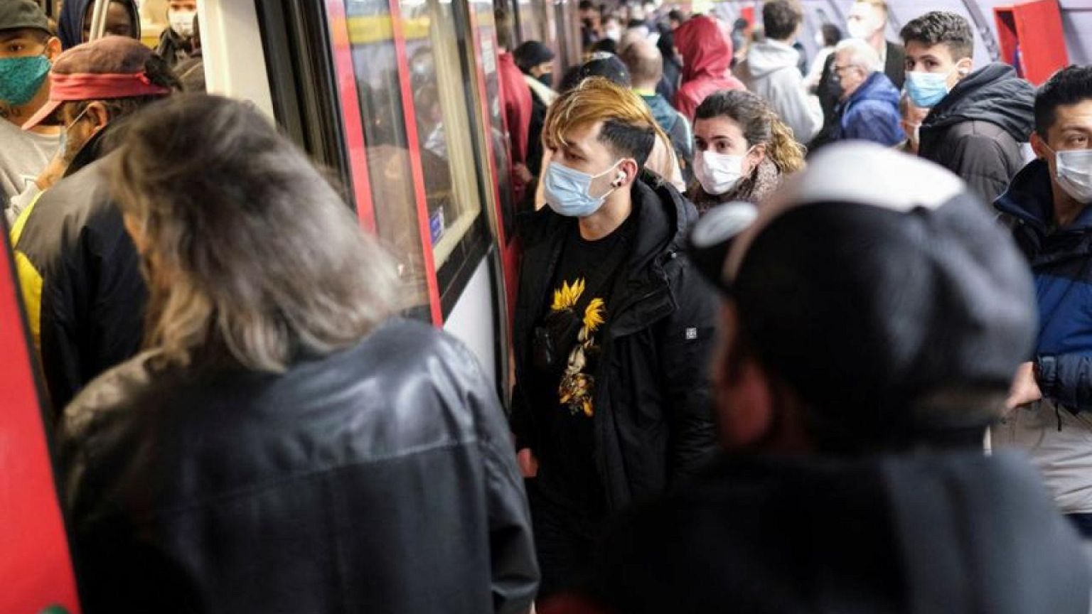 Las tasas de incidencia y de hospitalización por COVID-19 en España vuelven a descender