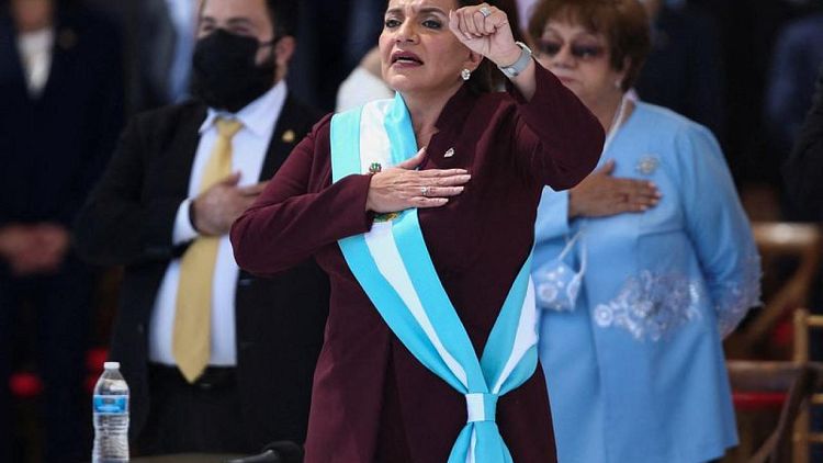 Xiomara Castro asume el cargo de primera presidenta de Honduras, EEUU promete lazos más estrechos