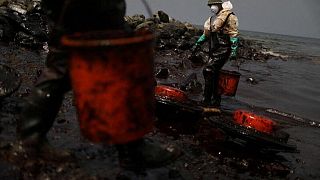 Juez prohíbe salir de Perú a cuatro ejecutivos de Repsol por derrame de petróleo Juez prohíbe salir de Perú a cuatro ejecutivos de Repsol por derrame de petróleo