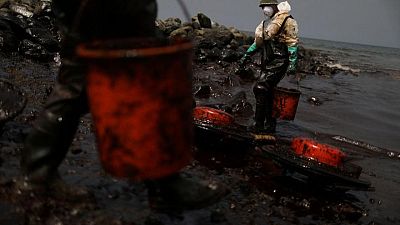 Perú eleva estimación de petróleo derramado en costa central de 6.000 a 11.900 barriles