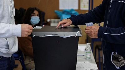 البرتغاليون يدلون بأصواتهم في الانتخابات البرلمانية رغم انتشار كوفيد البرتغاليون يدلون بأصواتهم في الانتخابات البرلمانية رغم انتشار كوفيد