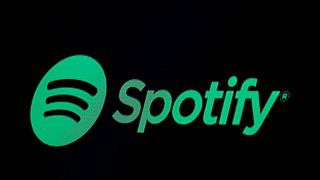 Joe Rogan se disculpa y Spotify añadirá un aviso sobre los podcasts de COVID