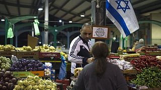 وزيران إسرائيليان يضغطان على الموردين والمستوردين لإلغاء زيادات الأسعار