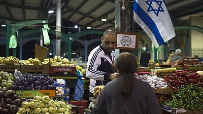 وزيران إسرائيليان يضغطان على الموردين والمستوردين لإلغاء زيادات الأسعار وزيران إسرائيليان يضغطان على الموردين والمستوردين لإلغاء زيادات الأسعار