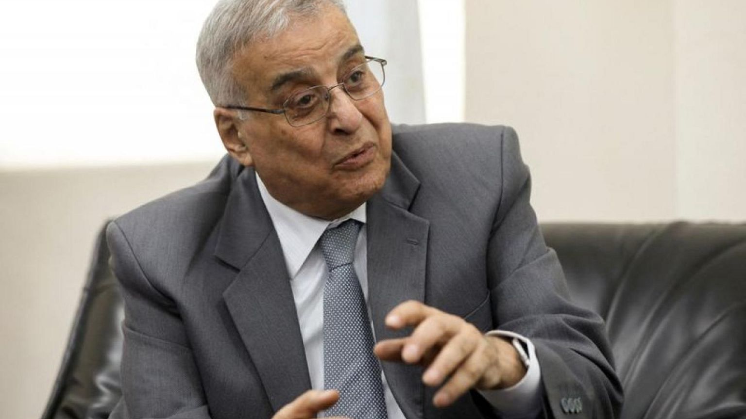 ألهذا الحد وصلت الأزمة المالية ؟ لبنان يتجه لإغلاق بعض سفاراته في الخارج ويبحث عن متبرّعين