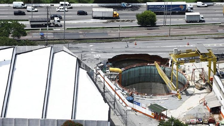 Parte de autopista de Sao Paulo se derrumba sobre túnel del metro construido por Acciona