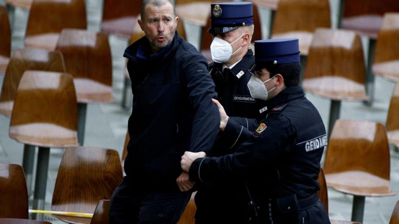 Shouting man interrupts papal audience, taken away by police