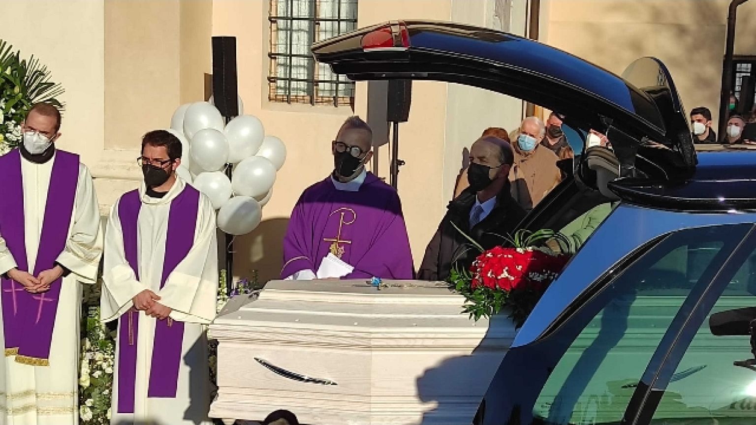 Centinaia persone ai funerali. Famiglia, fiducia nelle autorità