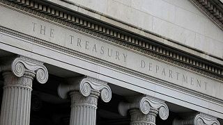 Rendimientos de los bonos del Tesoro EEUU bajan mientras el mercado analiza una señal de recesión
