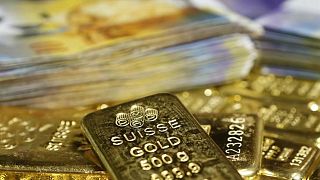 El oro toca un máximo de una semana por debilidad del dólar y preocupación por economía