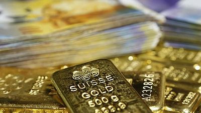 Oro baja por avance del dólar y de rendimientos de deuda